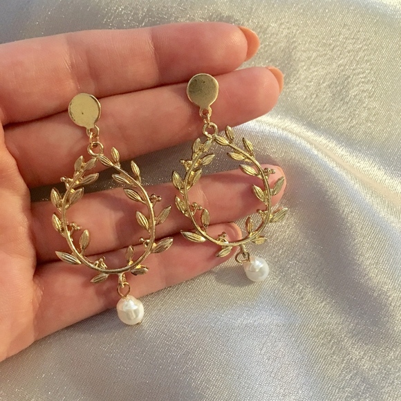 Floral Wreath Freshwater Pearl Gold Hoop Earrings - Picture 3 of 6